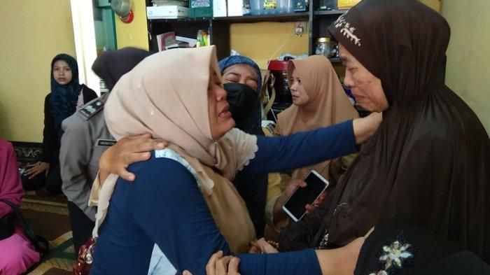 Kakak Ipda Erwin, Erna, memeluk sang ibu