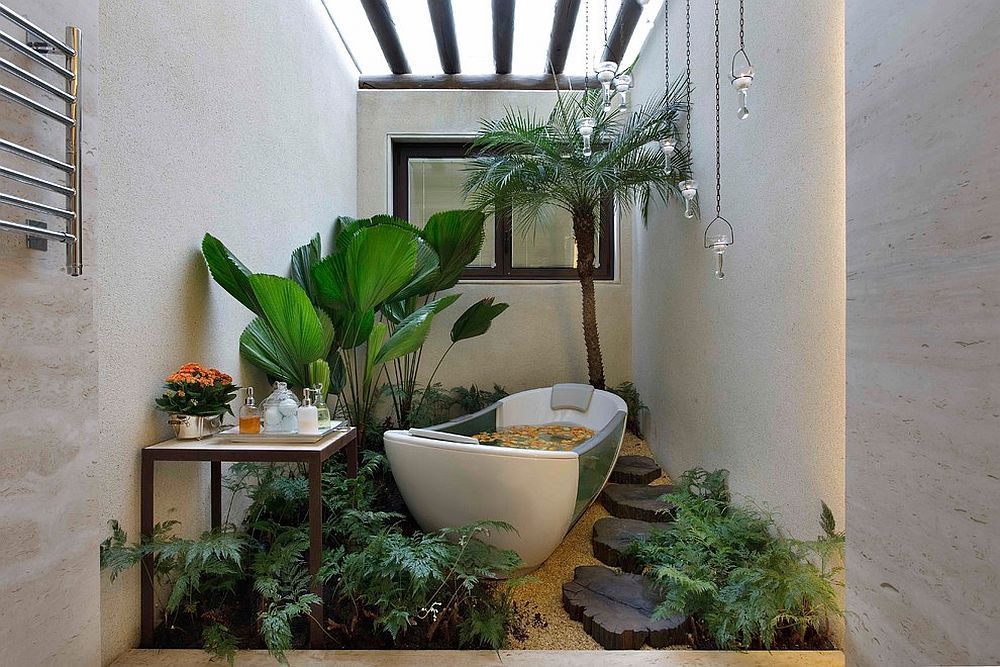 Atap terbuka dengan berbagai jenis tanaman memberi suasana hutan alami yang sejuk di kamar mandi.