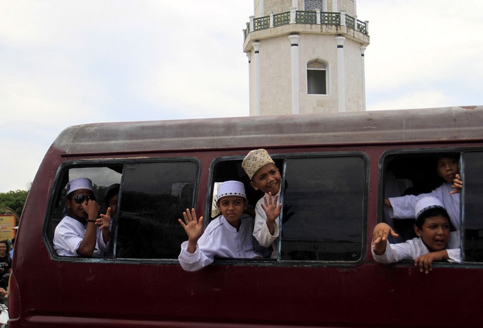 Aksi demonstrasi bela Ustaz Abdul Somad (UAS) berlangsung di pinggir jalan depan Masjid Raya Baiturahman, Kota Banda Aceh, Jumat (23/8/2019). Ratusan massa dari berbagai ormas, OKP, santri, dan mahasiswa di Aceh melakukan aksi damai bela UAS yang beberapa waktu lalu telah dilaporkan ke polisi karena