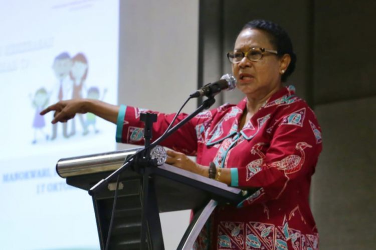 Menteri PPPA Yohana Yembise saat menghadiri sosialisasi pencegahan kekerasan dalam rumah tangga di Swissbel Hotel, Manokwari, Papua Barat, Rabu (17/10/2018)