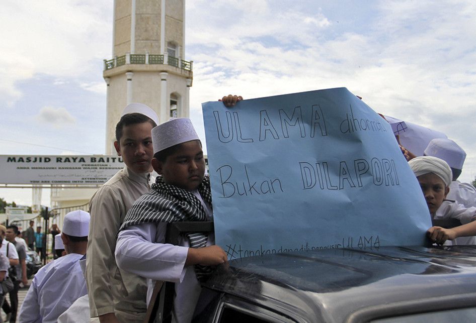 Aksi demonstrasi bela Ustaz Abdul Somad (UAS) berlangsung di pinggir jalan depan Masjid Raya Baiturahman, Kota Banda Aceh, Jumat (23/8/2019). Ratusan massa dari berbagai ormas, OKP, santri, dan mahasiswa di Aceh melakukan aksi damai bela UAS yang beberapa waktu lalu telah dilaporkan ke polisi karena