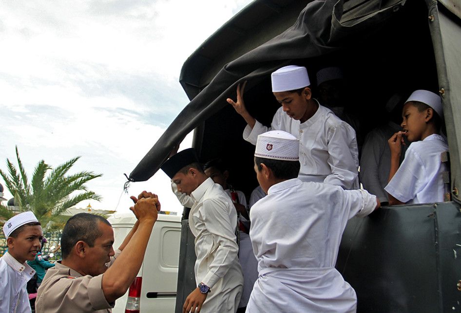 Aksi demonstrasi bela Ustaz Abdul Somad (UAS) berlangsung di pinggir jalan depan Masjid Raya Baiturahman, Kota Banda Aceh, Jumat (23/8/2019). Ratusan massa dari berbagai ormas, OKP, santri, dan mahasiswa di Aceh melakukan aksi damai bela UAS yang beberapa waktu lalu telah dilaporkan ke polisi karena