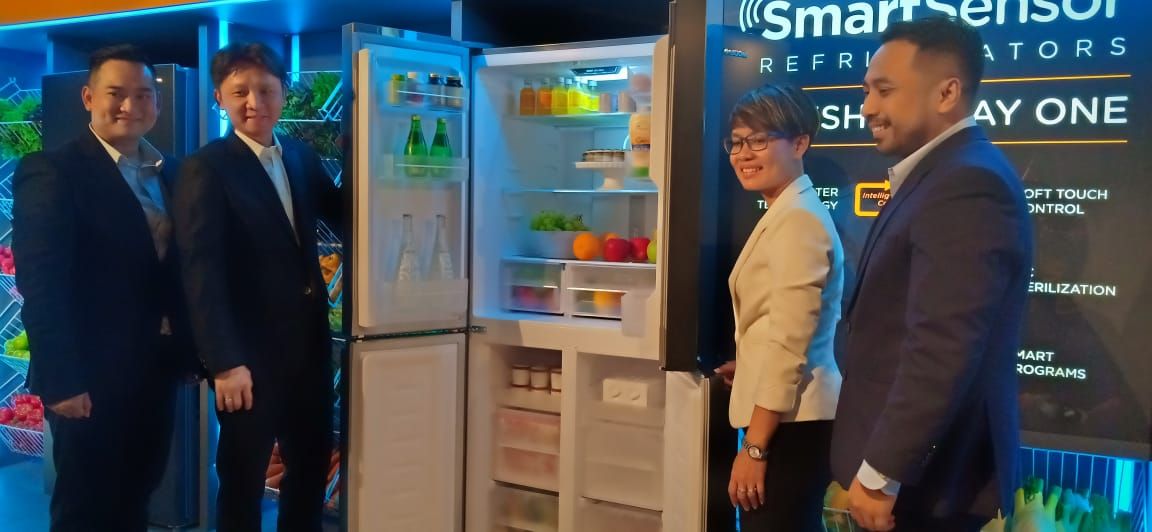 Jajaran manajemen Modena di saat peluncuran Modena Smart Sensor Refrigerators.