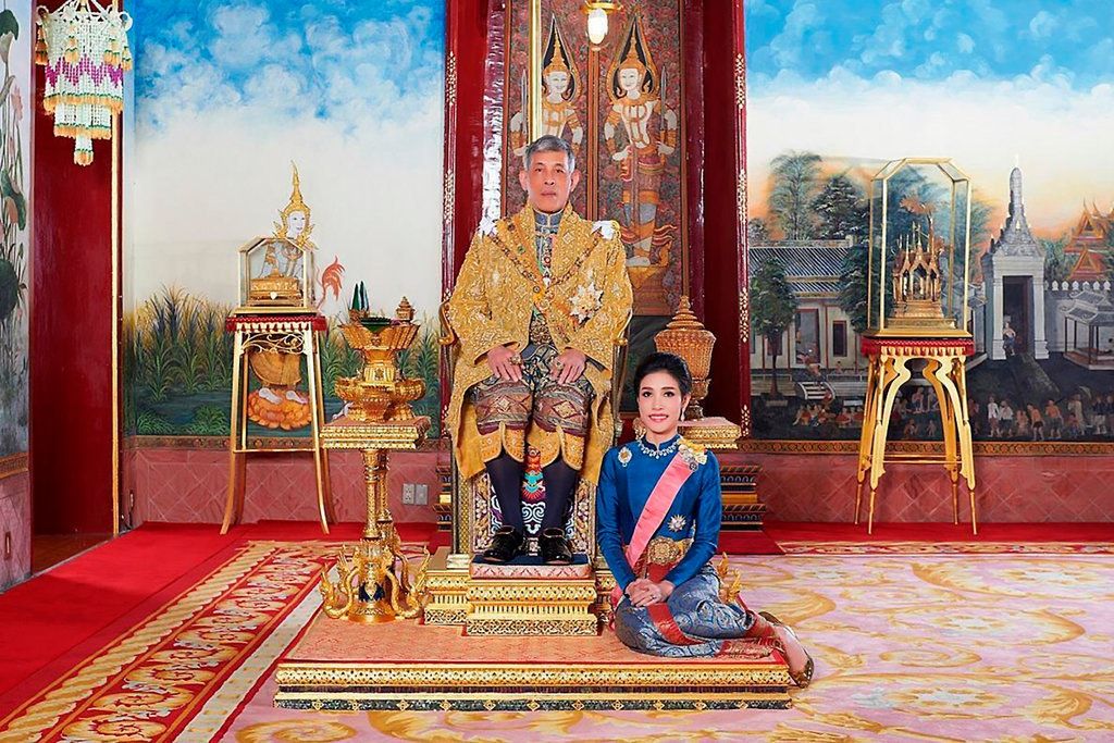 Permaisuri Thailand, Sineenat Wongvajirapakdi, bersama Raja Thailand.