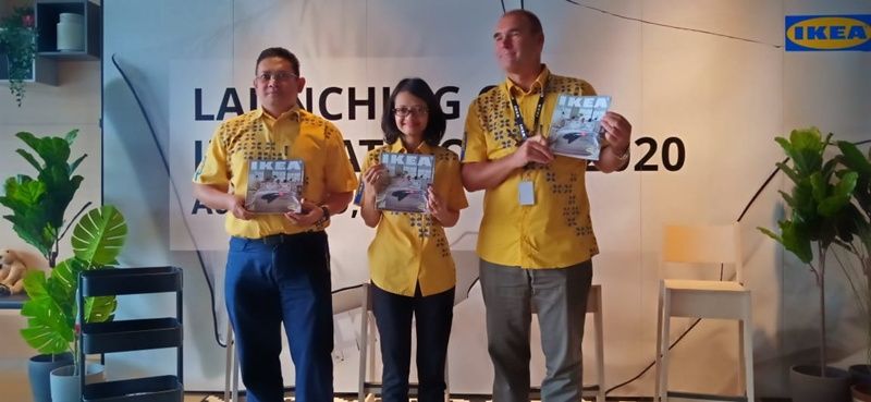 (ki-ka) Yulius Gideon Napitupulu, Ririn Basuki, dan Patrik Lindvall saat peluncuran Katalog IKEA 2020.