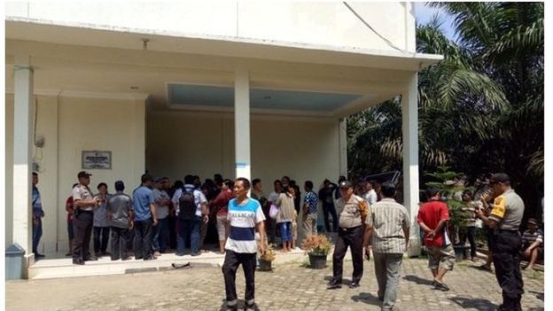 Penyegelan Gereja Methodist Kanaan Jambi, GSJA, dan HKI tanpa disertai surat perintah penyegelan.