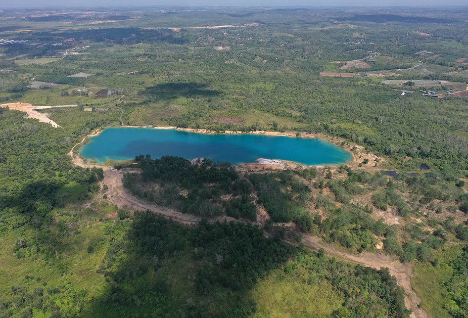 Foto aerial bekas tambang batu bara di Kecamatan Samboja, Kutai Kartanegara, Kalimantan Timur, Rabu (28/8/2019). Kementerian LHK akan memperbaiki lubang-lubang bekas tambang di kawasan calon ibu kota negara baru.