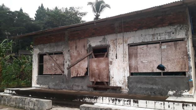 Tampak samping masjid Al-Furqon milik Ahmadiyah yang dibakar pada tahun 2008 dan disegel pada tahun 2016.