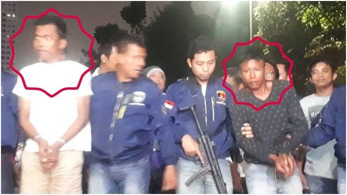 Kedua tersangka pembunuh bayaran Edi Chandra Purnama alias Pupung Sadili (54) dan anaknya, M Adi Pradana alias Dana (23) tiba di Polda Metro Jaya, Selasa (27/8/2019) pukul 19.07 WIB. Kedua tersangka berinisial S dan A. 