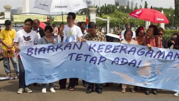 Jemaah gereja melakukan protes atas disegelnya GKI Yasmin pada 11 Maret 2012 dan meminta Susilo Bambang Yudhoyono yang menjadi presiden untuk membiarkan mereka beribadah.Hak atas fotoGETTY IMAGES Image caption Jemaah gereja melakukan protes atas disegelnya GKI Yasmin pada 11 Maret 2012 dan meminta S