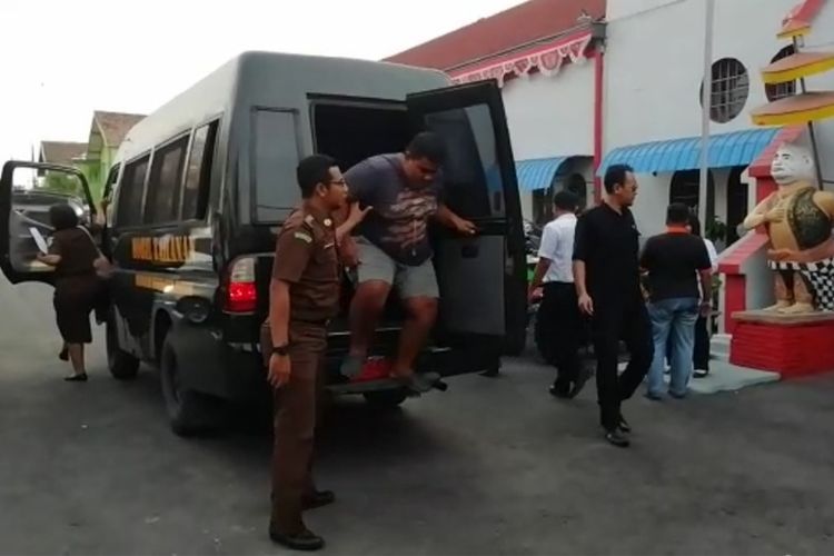 Aparat Kejaksaan Negeri Madiun akhirnya menahan Bayu Samodra Wijaya, mahasiswa terpidana kasus percabulan anak TK, Rabu (28/8/2019) sore