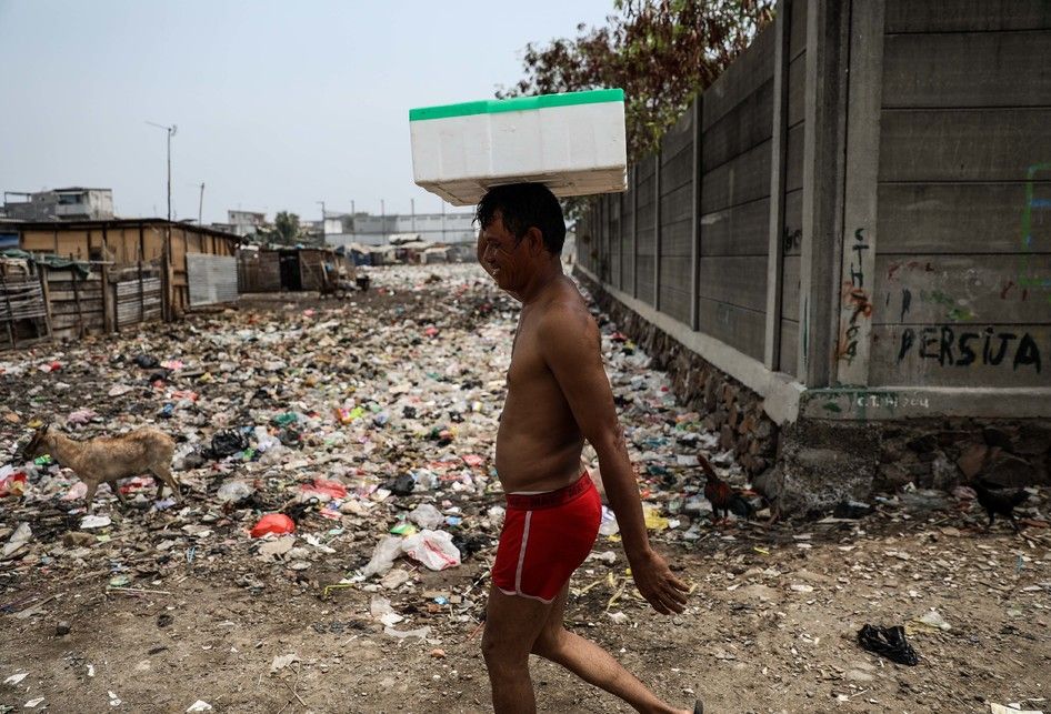 Suasana aktivitas di Kampung Bengek, Muara Baru, Penjaringan, Jakarta Utara, Kamis (29/8/2019). Timbunan sampah plastik telah memadati kawasan ini sejak lama karena kurangnya perhatian dari pemerintah setempat.