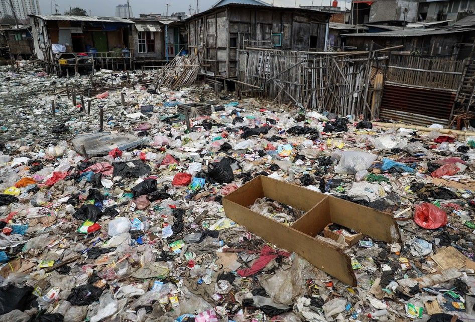 Suasana aktivitas di Kampung Bengek, Muara Baru, Penjaringan, Jakarta Utara, Kamis (29/8/2019). Timbunan sampah plastik telah memadati kawasan ini sejak lama karena kurangnya perhatian dari pemerintah setempat.