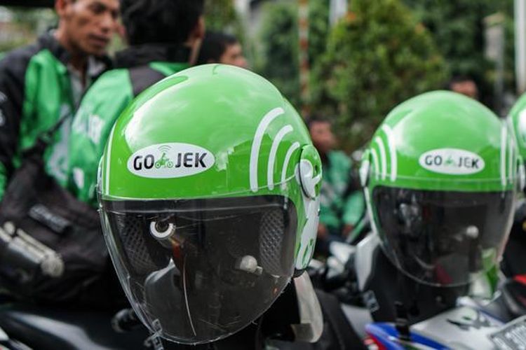 Helm hijau Go-Jek menjadi salah satu penanda identitas pengendara ojek.