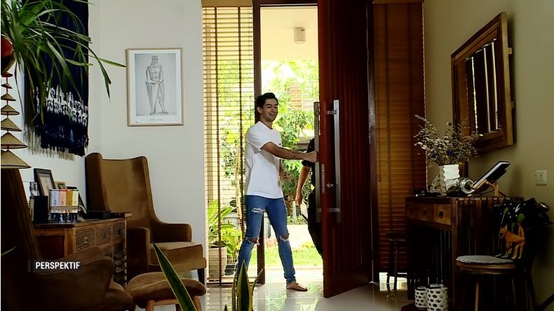 Memasuki rumah Reza Rahadian yang penuh dengan furnitur kayu.