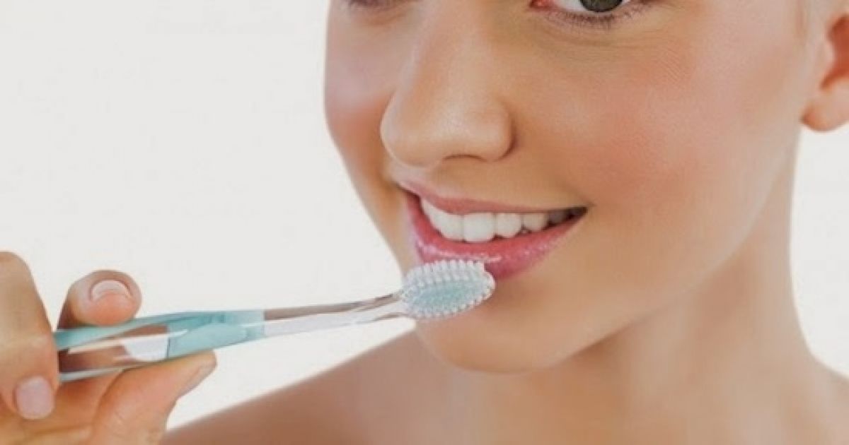 Sikat gigi untuk scrub bibir