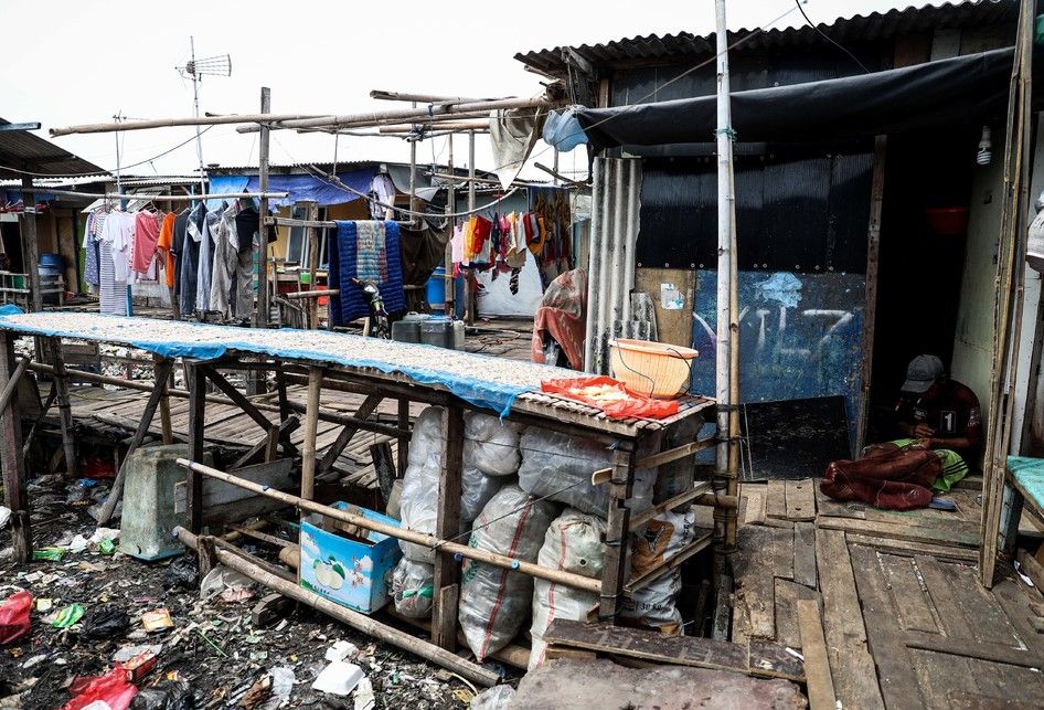 Suasana aktivitas di Kampung Bengek, Muara Baru, Penjaringan, Jakarta Utara, Kamis (29/8/2019). Timbunan sampah plastik telah memadati kawasan ini sejak lama karena kurangnya perhatian dari pemerintah setempat.