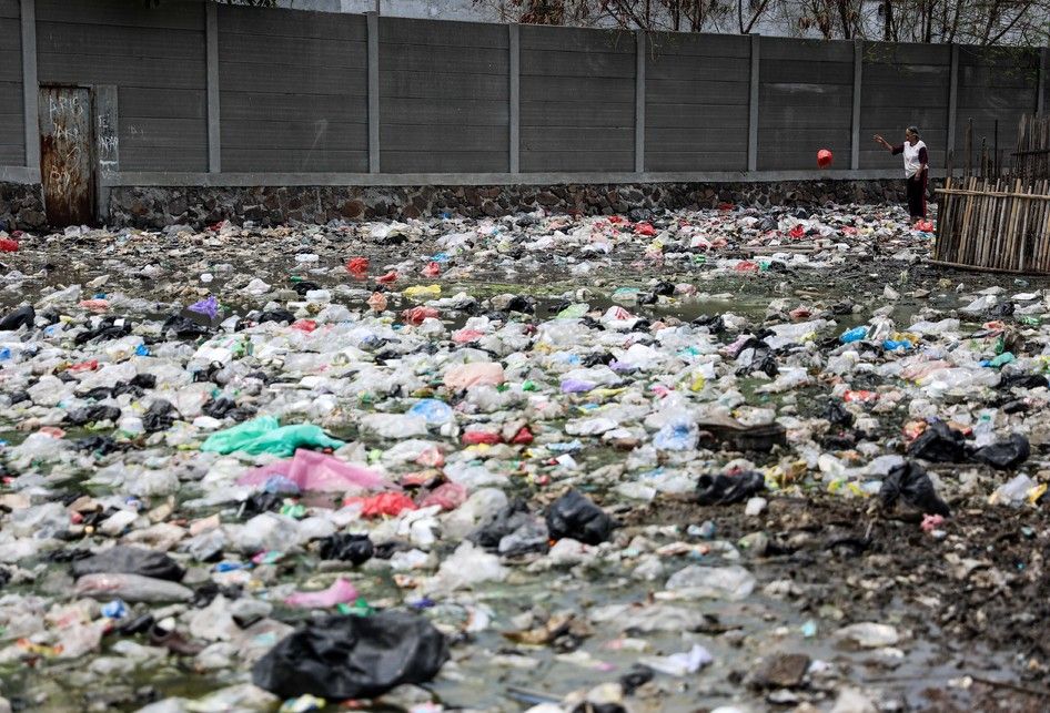 Suasana aktivitas di Kampung Bengek, Muara Baru, Penjaringan, Jakarta Utara, Kamis (29/8/2019). Timbunan sampah plastik telah memadati kawasan ini sejak lama karena kurangnya perhatian dari pemerintah setempat.