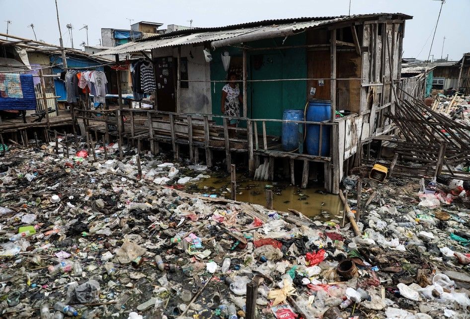 Suasana aktivitas di Kampung Bengek, Muara Baru, Penjaringan, Jakarta Utara, Kamis (29/8/2019). Timbunan sampah plastik telah memadati kawasan ini sejak lama karena kurangnya perhatian dari pemerintah setempat.