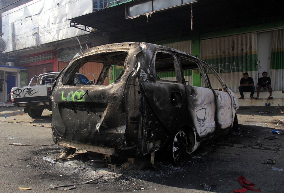 Bangkai mobil yang terbakar masih tergeletak di pinggir jalan, di Jayapura, Papua, Jumat (30/8/2019). Sejumlah bangunan dan kendaraan terbakar saat aksi unjuk rasa yang berakhir rusuh di Jayapura, Kamis kemarin, masih terkait memprotes dugaan tindak rasisme kepada mahasiswa Papua di Jawa Timur beber