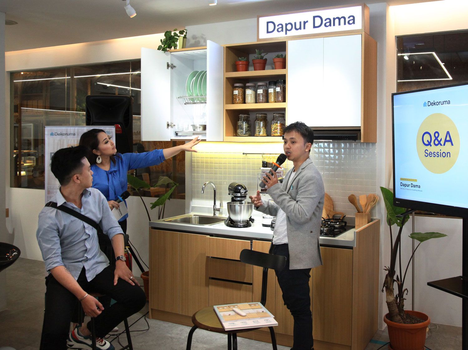 Dimas Harry Priawan, CEO Dekoruma saat menjelaskan detail tentang Dapur Dama