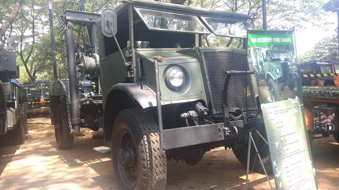 Salah satu mobil derek tua yang dibawa TNI ke Otobursa Tumplek Blek 2019