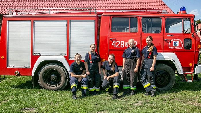 Petugas pemadam kebakaran di Desa Miejsce Ordzanskie yang semuanya beranggotakan perempuan