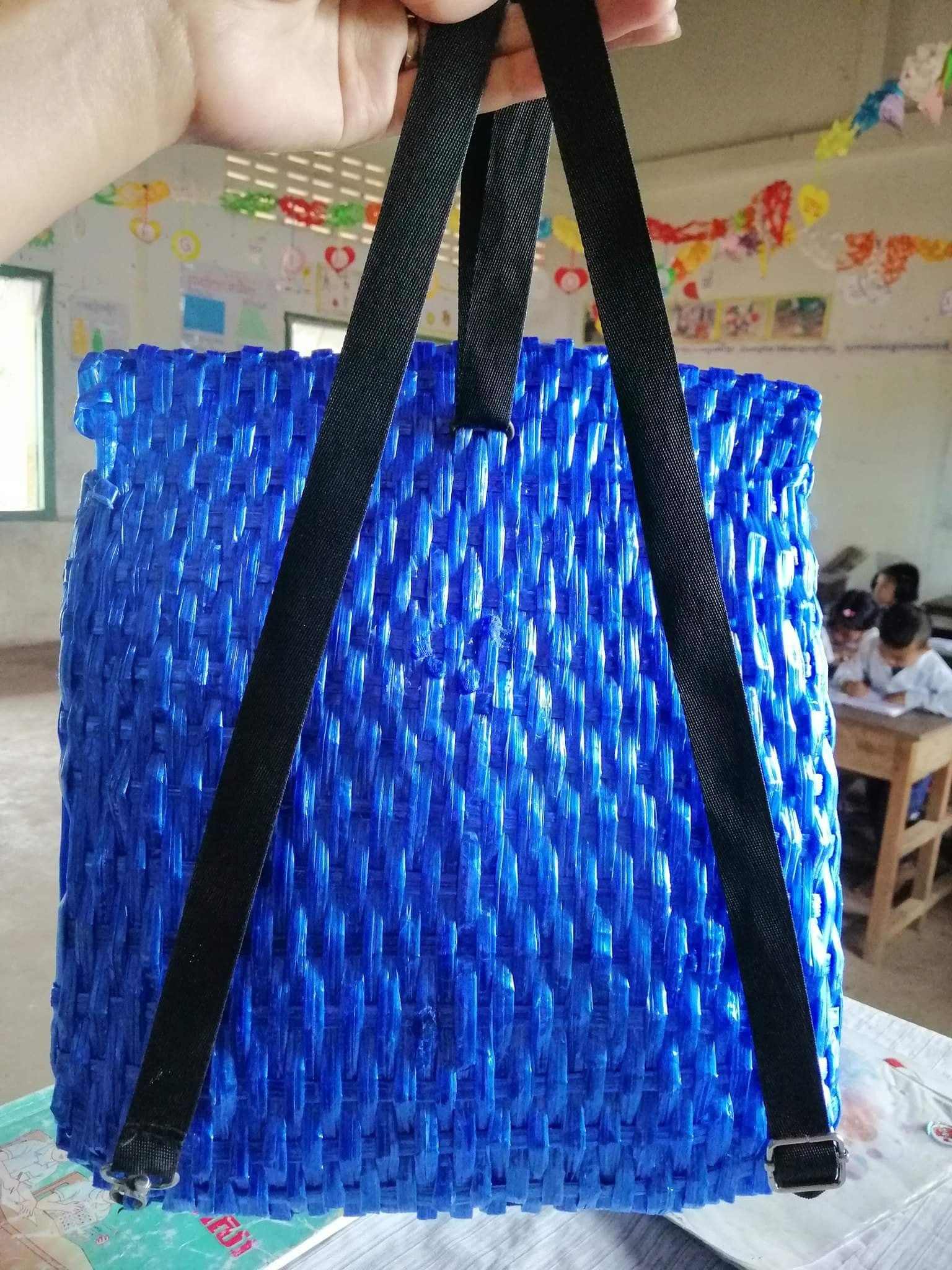 Tak Habis Akal, Meski Tak Mampu Belikan Anaknya Tas Sekolah, Pria Ini dengan Kreatif Membuat Tas dari Anyaman Tali Rafia