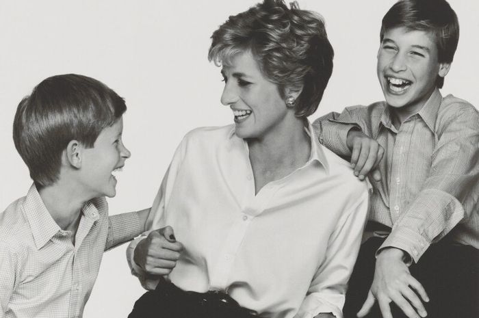 Putri Diana bersama Pangeran William dan Pangeran Harry.