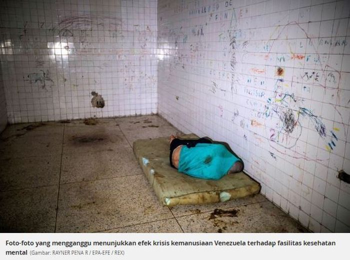Terlihat dinding dan lantai juga kotor seorang pasien tidur di lantai.