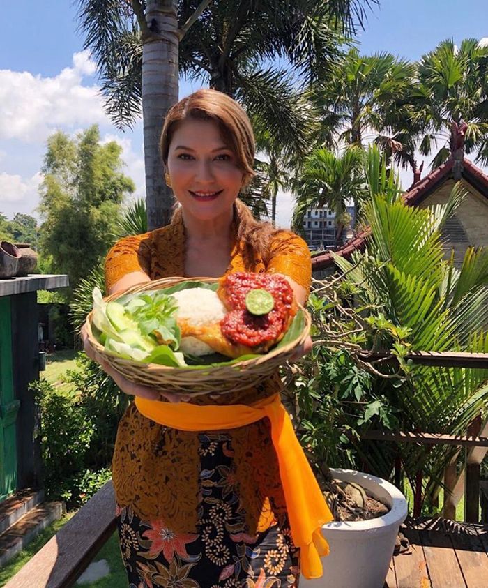 Tamara Bleszynski membuka warung di Bali