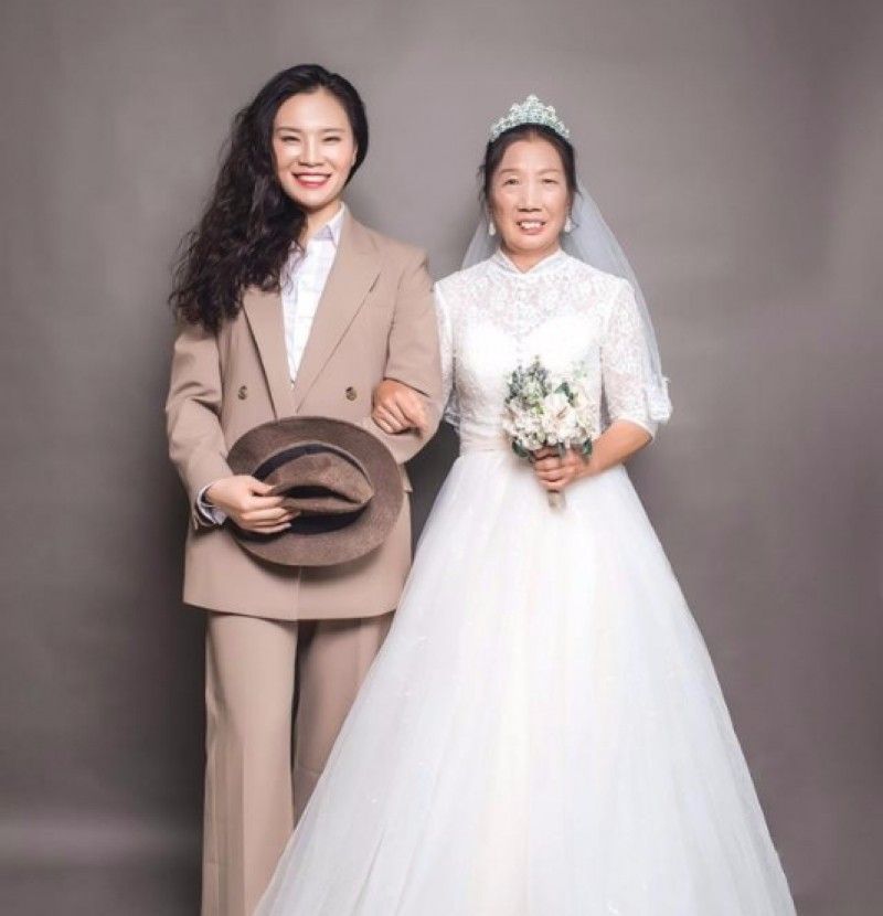Foto pernikahan yang dibuat Ma Er untuk ibunya.