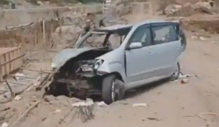 Daihatsu Xenia terbang keluar jalan tol di kecelakaan maut KM92 ruas Tol Cipularang (2/9/2019).