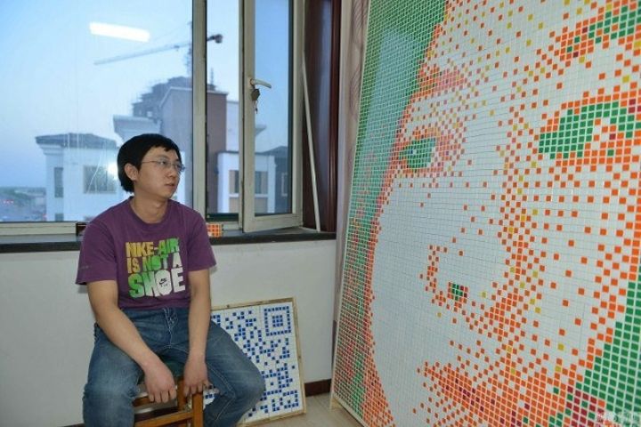 Hasil lukisan Tong Aoanan menggunakan rubik.