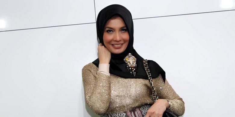 Arzeti Bilbina Huzaimi Setiawan atau Arzeti Bilbina ditemui pada konferensi pers Puteri Muslimah Indonesia 2015 di SCTV Tower, Senayan, Jakarta Selatan, Senin (11/5/2015).