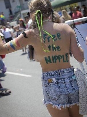 Aksi 'Free the Nipple' menentang sensor terhadap payudara perempuan.