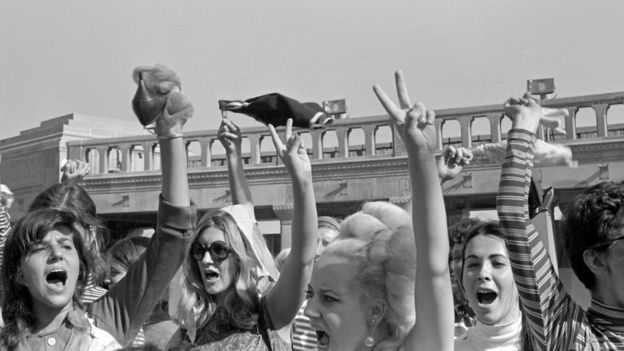 Kalimat "kaum feminis pembakar bra" muncul pada akhir 1960-an.