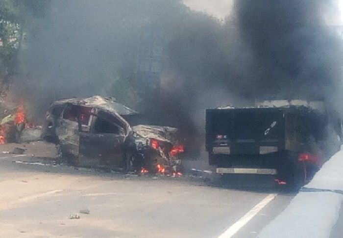 Tragedi kecelakaan beruntun di tol Cipularang, Jawa Barat.