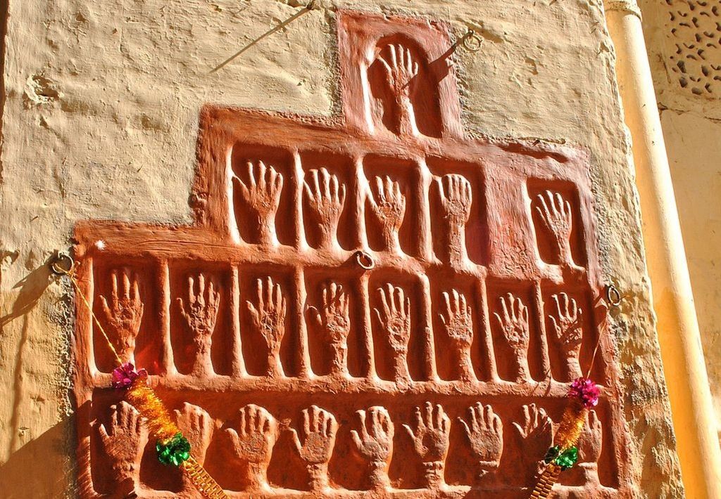 Cap tangan dari para wanita yang sudah melakukan ritual Sati
