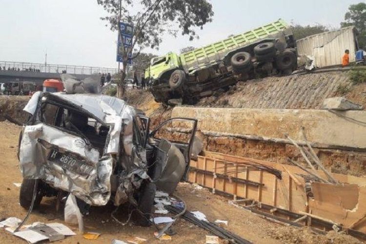 Mobil ringsek akibat kecelakaan beruntun di Tol Cipularang Purwakarta, Senin (2/9/2019).