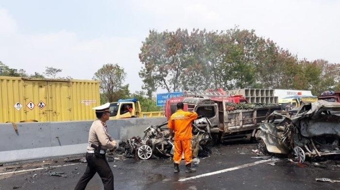 Sebuah Truck Mitsubishi Colt Diesel terbakar dan gosong dalam kecelakaan di Tol Cipularang, Senin (2/9/2019).