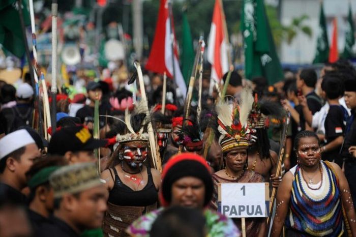 Peringatan 100 Hari Gus Dur --- Mahasiswa asal Papua mengikuti karnaval budaya untuk memperingati 100 hari meninggalnya Abdurrahman Wahid atau Gus Dur di Jalan Malioboro Yogyakarta, Sabtu (10/4). Dalam karnaval budaya yang dimotori oleh Kaum Muda Nahdlatul Ulama Yogyakarta tersebut ditampilkan atra 