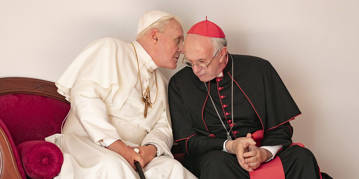 Anthony Hopkins dan Jonathan Pryce dalam film 'The Two Popes'. Tayang di Netflix pada 20 Desember mendatang.