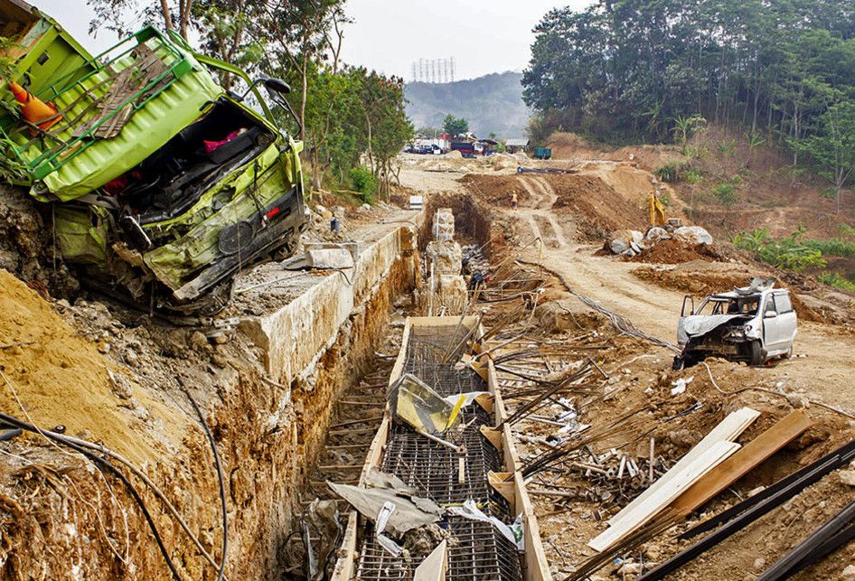 Suasana sejumlah kendaraan yang terlibat pada kecelakaan beruntun di Tol Cipularang KM 92 Purwakarta, Jawa Barat, Senin (2/9/2019). Kecelakaan tersebut melibatkan sekitar 20 kendaraan yang mengakibatkan korban 25 orang luka ringan, empat orang luka berat dan delapan orang meninggal dunia.