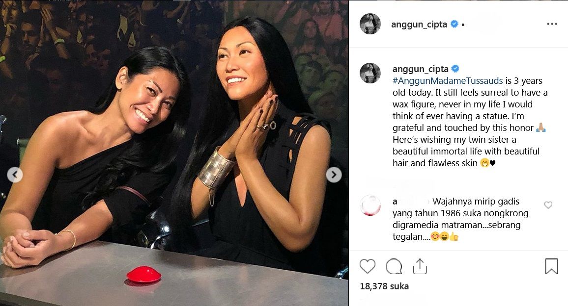 Anggun dan patung lilin dirinya