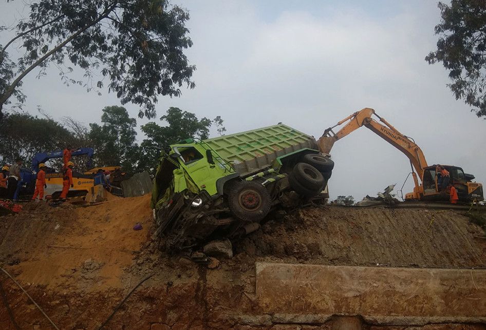 Petugas mengevakuasi salah satu kendaraan yang terlibat pada kecelakaan beruntun di Tol Cipularang KM 92 Purwakarta, Jawa Barat, Senin (2/9/2019). Kecelakaan tersebut melibatkan sekitar 20 kendaraan yang mengakibatkan korban 25 orang luka ringan, empat orang luka berat dan delapan orang meninggal du