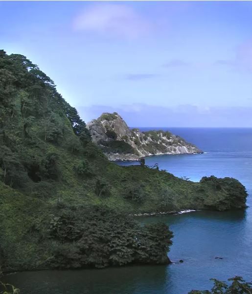 Menjadi warisan dunia UNESCO pulau ini merupakan tempat tinggal harimau di darat dan hiu di laut.
