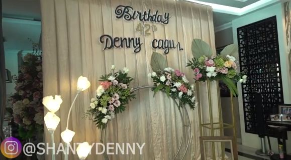 Dekorasi ulang tahun Denny Cagur