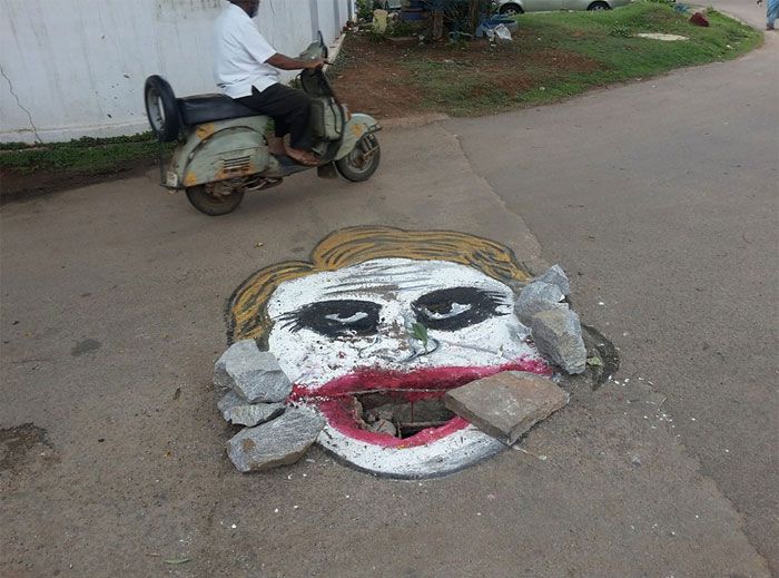 Lukisan Baadal Nanjundaswamy di jalan berlubang