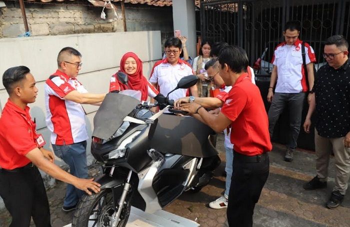 General Manager HC3 Division PT astra Honda Motor, Istiyani Susriyati (berhijab), ikut serahkan unit motor ke rumah konsumen.